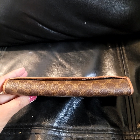 Good used condition Vintage Celine Triomphe Long Wallet with kisslock - Picture 10 of 16